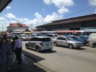 openbaar vervoer Suriname: het busstation bij de waterkant.