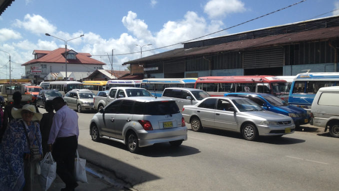 openbaar vervoer Suriname: het busstation bij de waterkant.